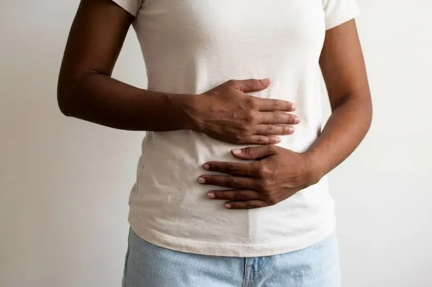 Mulher com a mão na barriga