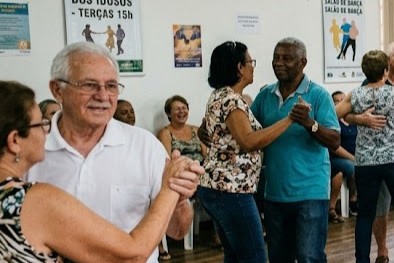 Idosos fazendo aula de dança